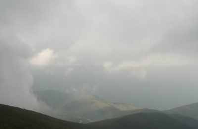 梦见登上山顶却下雨