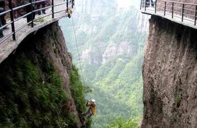 梦见爬悬崖峭壁