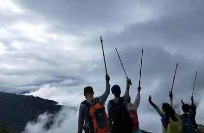 梦见下雨天登山