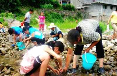 梦见被人扔河里