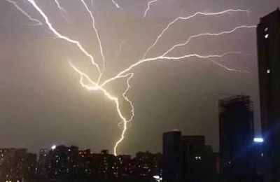 梦见十分夺目的闪电