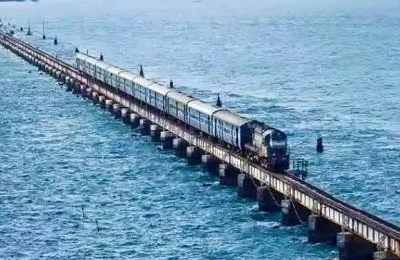 梦到火车翻水里