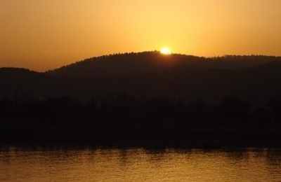 梦见黑色的河水