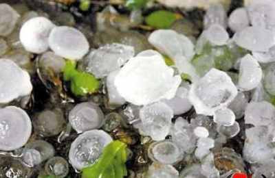 梦见下雨下冰雹