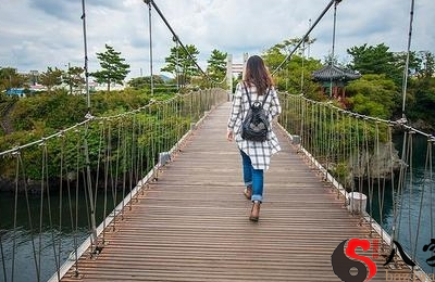 梦见在桥上走