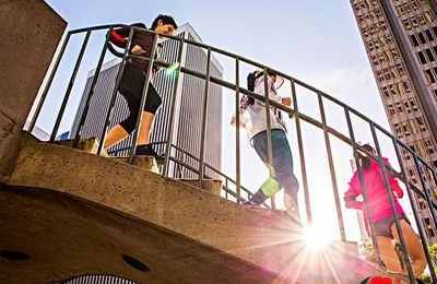 梦见跑下楼梯