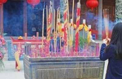 梦见寺庙烧香