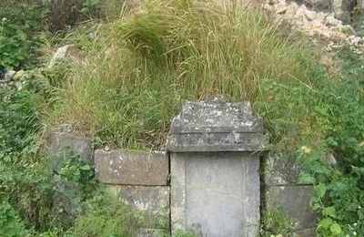 梦见路过坟地