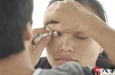 梦见眼睛进沙子