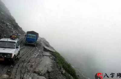 梦见开车跌入悬崖