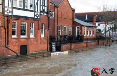 梦到自己大门口发大水
