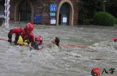 梦到发大水救人