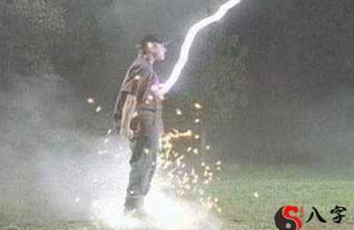 梦见下雨被雷劈