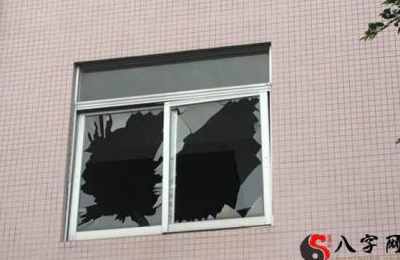 梦见窗户玻璃被风刮碎了
