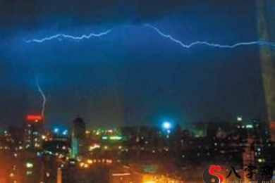 梦见雷电击中房子