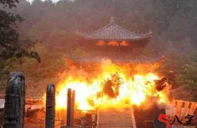 梦见寺庙大门口着火