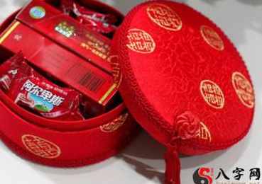 梦见吃自己喜糖